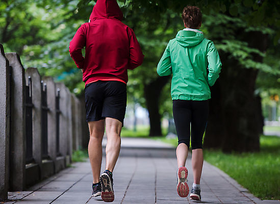 포토 JPG 해외이미지 주간 전신 나무 여자 남자 함께함 성인 야외 두명 뒷모습 달리기 조깅 보행로 마라톤 달리기선수 성인만 해외포토 자연요소 식물 길 뷰포인트 컨셉 모션 사람 경기 운동 육상스포츠 육상선수 파일형식 이미지허브