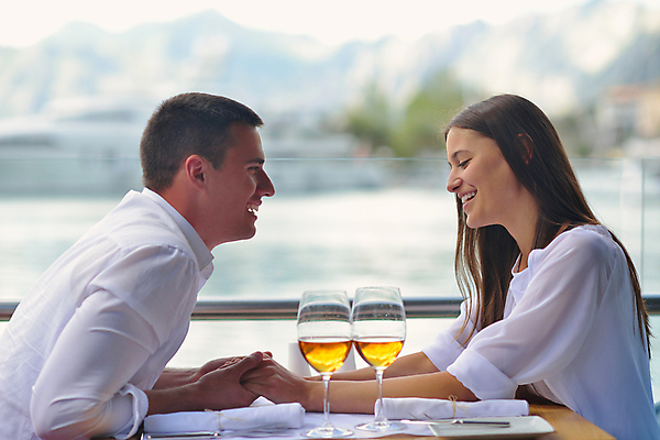 포토 JPG 해외이미지 커플 여자 남자 바다 데이트 휴식 사랑 앉기 상반신 성인 야외 두명 옆모습 마주보기 식당 손잡기 다정 낭만 연애 성인만 해외포토 감정 뷰포인트 컨셉 관계 모션 사람 상점 파일형식 이미지허브