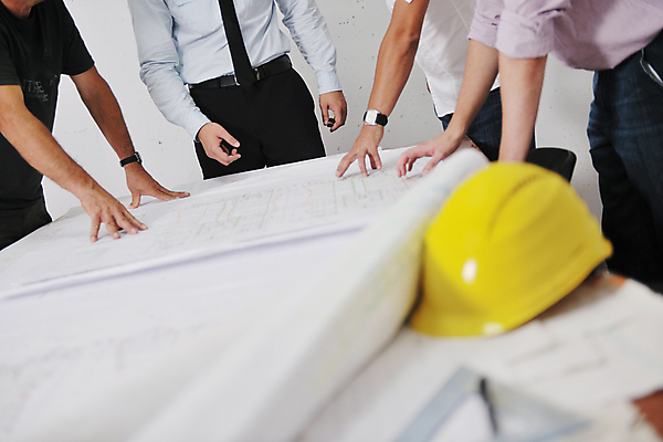 포토 JPG 해외이미지 여자 남자 건축 건설업 여러명 상반신 성인 앞모습 신체부위 가리킴 비즈니스맨 엔지니어 안전모 건축가 팔 성인만 해외포토 직업 산업 뷰포인트 다수 비즈니스 사람 손짓 직장인 기술자 헬멧 안전장비 파일형식 이미지허브