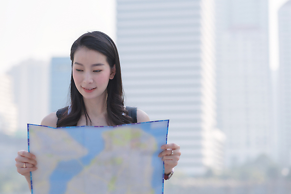 포토 JPG 해외이미지 백인 라이프스타일 여자 행복 유럽 아시아 여행 백그라운드 지도 배낭 휴가 휴식 거리 항해 한명 미소 사람 동양인 성인 야외 여름 유행 여행객 카메라 일본 중국 도시 주말 백패커 힙스터 해외포토 서양인 1 계절 패션 감정 나라 컨셉 배_교통 가방 표정 인종 생활 전자제품 파일형식 이미지허브