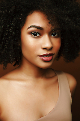 포토 JPG 해외이미지 모델 학생 손 응시 여자 행복 감정 얼굴 백그라운드 컨셉 생각 한명 미소 사람 10대 뷰티 갈색 노란색 유행 귀여움 검은색 표현 자신감 사인 긍정 포인트 섞기 해외포토 1 시선 컬러 청소년 표정 신체부위 금융 파일형식 이미지허브