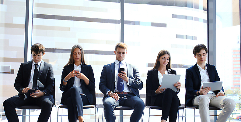 포토 JPG 해외이미지 응시 여자 남자 의자 비즈니스 실내 들기 앉기 여러명 상반신 성인 앞모습 스마트폰 사무실 비즈니스맨 비즈니스우먼 서류판 성인만 해외포토 시선 뷰포인트 가구 다수 모션 사람 내부 핸드폰 스마트기기 사무용품 직장인 파일형식 이미지허브