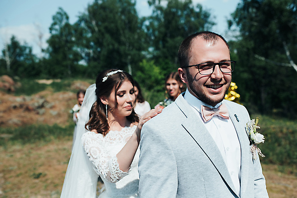 포토 JPG 해외이미지 백인 모델 라이프스타일 손 커플 드레스 공원 여자 남자 꽃 행복 얼굴 꽃다발 결혼 2 관계 포옹 결혼식 키스 함께함 관리 사랑 사람 정장 성인 야외 두명 장식 초록색 태양 뷰티 파티 낭만 신혼여행 흰색 잡기 베일 스타일 해외포토 자연요소 서양인 식물 옷 공공시설 감정 컬러 컨셉 안기 모션 이벤트 생활 신체부위 애정표현 파일형식 이미지허브