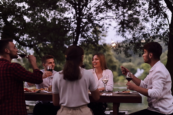 포토 JPG 해외이미지 나무 여자 남자 음식 와인잔 폭죽 들기 여러명 상반신 성인 야외 파티 와인 저녁식사 마시기 저녁 즐거움 나무탁자 성인만 해외포토 식물 감정 다수 술잔 모션 탁자 주류 사람 이벤트 식사 야간 파일형식 이미지허브