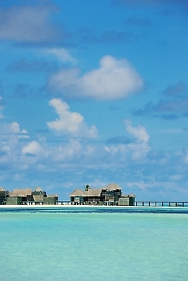 포토 JPG 해외이미지 주간 구름 바다 하늘 사람없음 야외 여름 여름풍경 휴양지 수상가옥 해외포토 자연요소 계절 주택 풍경 장소 파일형식 여름_계절 이미지허브