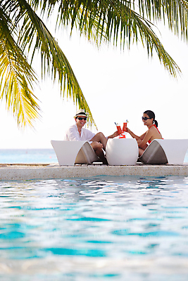 포토 JPG 해외이미지 커플 여자 남자 수영복 음료 탁자 휴식 잔 수영장 빨대 들기 상반신 성인 두명 옆모습 선글라스 수영 건배 선베드 성인만 해외포토 식기 옷 안경 뷰포인트 가구 컨셉 의자 관계 모션 사람 수상스포츠 파일형식 이미지허브