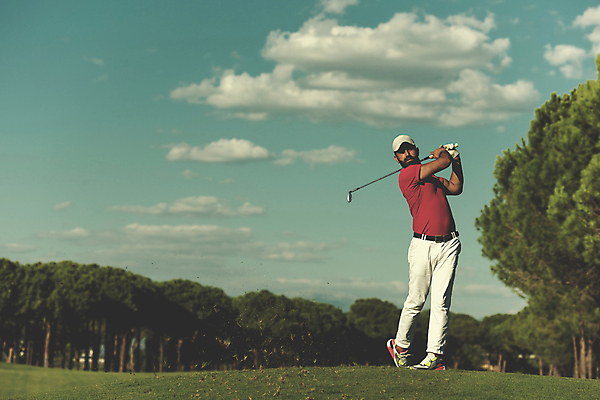 포토 JPG 해외이미지 주간 전신 남자 골프 골프장 하늘 한명 서기 성인 야외 앞모습 골프채 잡기 골퍼 스윙 골프웨어 성인남자한명만 해외포토 자연요소 1 옷 뷰포인트 포즈 스포츠시설 모션 운동선수 골프용품 사람 구기 남자한명만 성인남자만 파일형식 이미지허브