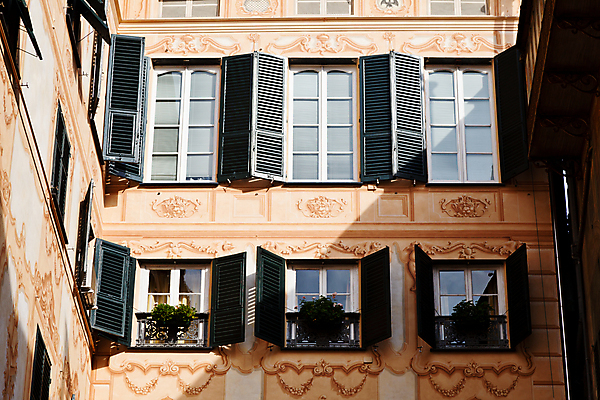 포토 JPG 해외이미지 전통 디자인 유럽 벽 여행 오렌지 건축양식 창문 유리 휴가 거리 주택 그림자 사람없음 야외 건물 장식 컬러풀 노란색 맑음 이탈리아 궁전 수확 골동품 흰색 도시 그리기 중세 지중해 그림 복고 타운 셔터 옛날 스타일 반복 해외포토 건축물 건축 나라 바다 컬러 고건축 농업 과일 모션 재질 날씨 역사 파일형식 이미지허브