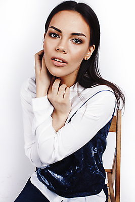 포토 JPG 해외이미지 백인 모델 학생 라이프스타일 여자 행복 감정 백그라운드 학교 갈색머리 한명 미소 사람 성인 10대 친구 청춘 뷰티 유행 이탈리아 흰색 콜롬비아 내추럴 고립 진짜 힙스터 브라질사람 해외포토 서양인 1 헤어스타일 교육 패션 유럽 컬러 컨셉 관계 청소년 표정 생활 남아메리카 파일형식 이미지허브