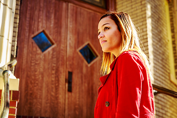 포토 JPG 해외이미지 백인 학생 여자 대학생 북아메리카 갈색머리 한명 야외 가로 컬러풀 미국 봄 대학교 카피스페이스 해외포토 서양인 1 헤어스타일 계절 컬러 학교 아메리카 사람 공백 파일형식 이미지허브