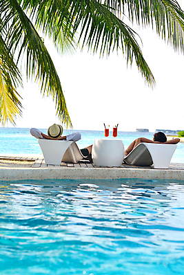 포토 JPG 해외이미지 커플 여자 남자 수영복 음료 탁자 휴식 잔 수영장 빨대 상반신 성인 두명 뒷모습 선글라스 눕기 수영 선베드 성인만 해외포토 식기 옷 안경 뷰포인트 가구 컨셉 의자 관계 모션 사람 수상스포츠 파일형식 이미지허브