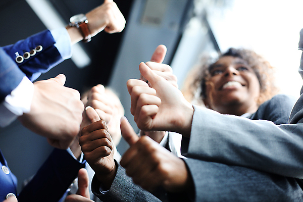 포토 JPG 해외이미지 손 여자 남자 로우앵글 비즈니스 함께함 실내 상반신 성인 두명 앞모습 아웃포커스 신체부위 동료 긍정 따봉 긍정적 성인만 해외포토 감정 뷰포인트 컨셉 관계 촬영기법 사람 내부 최고 파일형식 이미지허브