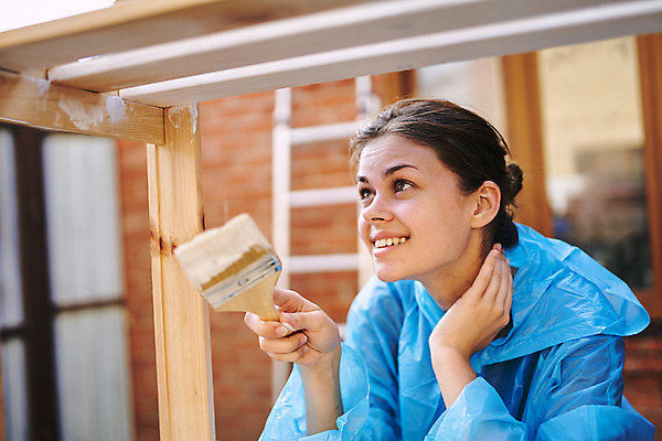 포토 JPG 해외이미지 여자 한명 들기 상반신 성인 목재 옆모습 올려보기 페인트칠 바르기 페인트붓 목공예 목재가구 셀프 성인여자한명만 셀프인테리어 해외포토 나무 1 뷰포인트 가구 재료 모션 페인팅 사람 인테리어 붓 공예 여자한명만 성인여자만 파일형식 이미지허브