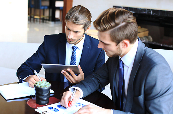 포토 JPG 해외이미지 서양인 남자 화분 회사 들기 앉기 정장 상반신 성인 두명 앞모습 옆모습 태블릿 펜 기록 업무 비즈니스맨 문서 성인남자만 해외포토 외국인 옷 뷰포인트 비즈니스 모션 사람 전자제품 스마트기기 필기구 작업 직장인 남자만 성인만 파일형식 이미지허브