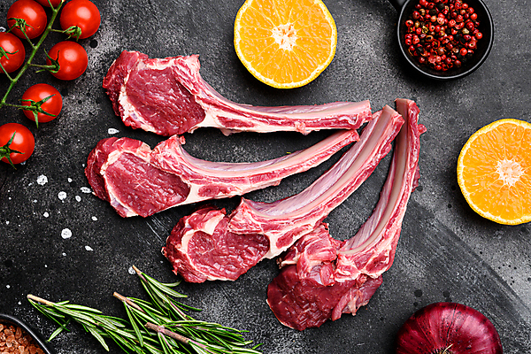 포토 JPG 해외이미지 오렌지 식재료 방울토마토 회색배경 실내 생고기 사람없음 하이앵글 날것 양고기 양갈비 통후추 해외포토 뷰포인트 백그라운드 토마토 과일 육류 내부 회색 후추 파일형식 이미지허브