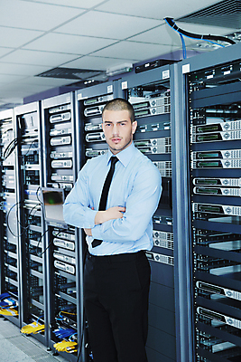 포토 JPG 해외이미지 남자 실내 관리 한명 상반신 성인 앞모습 팔짱 자료 비즈니스맨 센터 시스템 서버 서버실 성인남자한명만 해외포토 1 뷰포인트 비즈니스 모션 사람 내부 직장인 남자한명만 성인남자만 파일형식 이미지허브