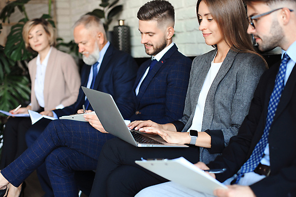 포토 JPG 해외이미지 서양인 여자 남자 회사 앉기 정장 여러명 상반신 성인 옆모습 타이핑 기록 비즈니스맨 비즈니스우먼 면접 문서 평가 구인구직 성인만 해외포토 외국인 옷 뷰포인트 다수 비즈니스 모션 사람 구직 직장인 구인 파일형식 이미지허브