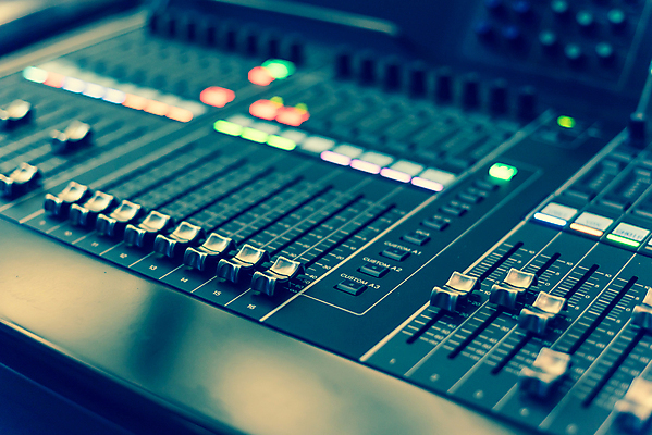 포토 JPG 해외이미지 라이프스타일 선 음악 패턴 사람없음 파티 디지털 축제 소리 콘서트 무대 기구 춤 키보드 디스크 악단 레코드 판넬 원형 볼륨 갑판 믹서 DJ 디스코 회전 전자 쇼 오디오 방송 스테레오 턴테이블 위로 관리자 뮤지컬 섞기 프로듀서 플레이어 유흥 해외포토 도형 직업 무늬 배_교통 문화예술 이벤트 생활 전자제품 공연 음반 질병 파일형식 이미지허브