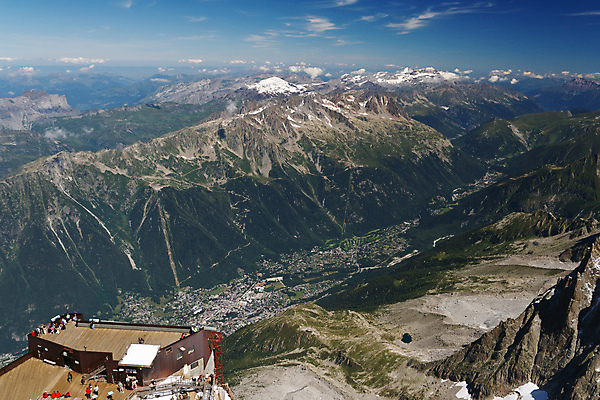 포토 JPG 해외이미지 유럽 여행 자연 하늘 휴가 산 주택 안테나 파노라마 풍경 사람없음 야외 건물 여름 파란색 마을 계곡 맑음 등산 프랑스 오두막 고도 알프스 암초 타운 프랑스어 샤모니 절정 해외포토 문자 건축물 계절 나라 컬러 통신 날씨 촬영기법 트래킹 도시 생태계 파일형식 이미지허브