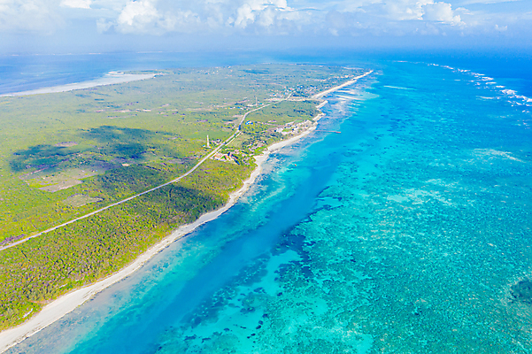 포토 JPG 해외이미지 주간 구름 바다 섬 사람없음 야외 여름 여름풍경 휴양지 항공촬영 해외포토 자연요소 계절 뷰포인트 풍경 장소 파일형식 여름_계절 이미지허브