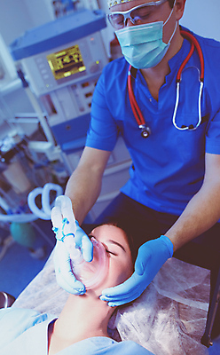 포토 JPG 해외이미지 직업 학생 유니폼 건강 병원 가면 사람 내부 두명 치료 약 방 고통 장비 환자 간호사 의사 코트 기구 램프 긴급 업무 도움 그룹 수술 질병 극장 외과 돌봄 살균 해외포토 옷 감정 컨셉 의학 모션 조명 외투 의료진 작업 파일형식 이미지허브