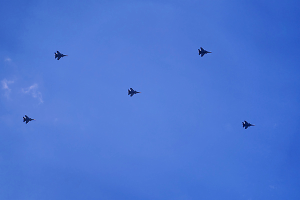 포토 JPG 해외이미지 무기 날개 하늘 휴가 비행기 이벤트 사람없음 파란색 축제 힘 공백 공연 그룹 역사 공군 항공 속도 군용 전쟁 러시아 제트기 육군 보여주기 우주산업 애국심 에어쇼 곡예비행 대패 러시아인 스모그 폭격기 필승 카피스페이스 해외포토 서양인 유럽 산업 컬러 항공교통 모션 대중교통 군대 우주 비행 우승 쇼 파일형식 이미지허브