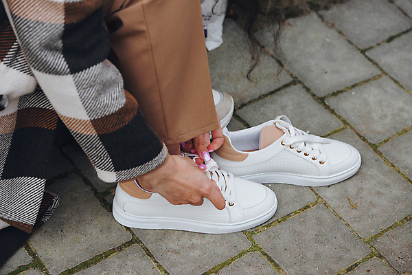 포토 JPG 해외이미지 백인 모델 라이프스타일 여자 유럽 얼굴 포즈 운동화 신발 바지 거리 사람 성인 사람없음 야외 뷰티 유행 봄 산책 코트 흰색 도시 화려 고급 우아함 체크무늬 스타일 해외포토 서양인 계절 나라 컬러 컨셉 무늬 하의 휴식 생활 신체부위 외투 파일형식 이미지허브