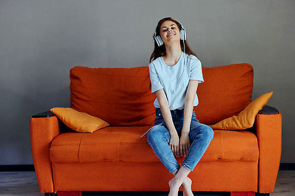 포토 JPG 해외이미지 전신 백인 여자 여유 휴식 실내 한명 앉기 성인 앞모습 소파 헤드셋 음악감상 성인여자한명만 집콕 해외포토 서양인 1 감정 뷰포인트 음향기기 컨셉 의자 모션 사람 내부 헤드폰 감상 신조어 여자한명만 성인여자만 파일형식 앳홈라이프 이미지허브