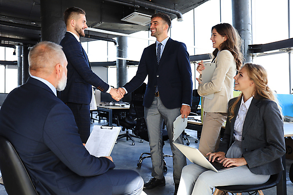 포토 JPG 해외이미지 전신 응시 여자 남자 회사 비즈니스 악수 서기 들기 앉기 여러명 상반신 성인 옆모습 노트북 사무실 비즈니스맨 서류판 성인만 해외포토 시선 뷰포인트 다수 모션 사람 손짓 전자제품 사무용품 직장인 파일형식 이미지허브