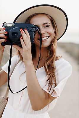 포토 JPG 해외이미지 1 라이프스타일 응시 여자 행복 바다 여행 청소년 자연 휴가 거리 함께함 한명 사람 앉기 성인 야외 두명 가로 뷰티 여행객 카메라 우정 기쁨 도시 사진사 미녀 긍정 성인만 해외포토 시선 감정 컨셉 모션 생활 친구 전자제품 작가 미인 생태계 파일형식 이미지허브