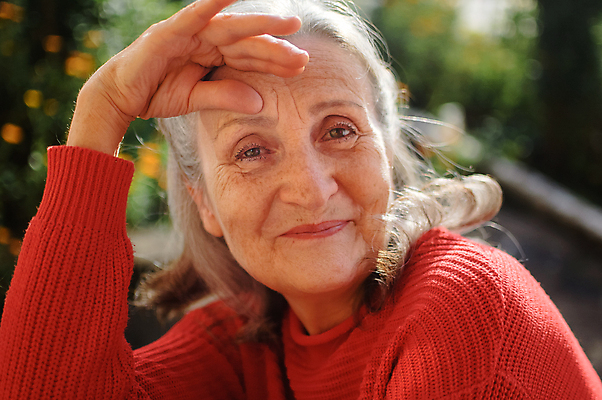 포토 JPG 해외이미지 백인 모델 라이프스타일 응시 공원 여자 행복 얼굴 백그라운드 가족 자연 엄마 건강 관리 한명 사람 성인 야외 빨간색 머리 봄 기쁨 회색 터치 주름 은퇴 순수 돌봄 옛날 해외포토 서양인 1 시선 계절 공공시설 감정 컬러 컨셉 관계 모션 생활 신체부위 생태계 파일형식 이미지허브