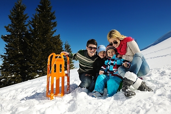 포토 JPG 해외이미지 주간 라이프스타일 여자 남자 행복 아들 어린이 겨울 가족 엄마 휴가 산 함께함 사랑 사람 앉기 소년 성인 야외 세명 설원 기쁨 추위 아빠 썰매 눈썰매장 해외포토 자연요소 계절 감정 컨셉 관계 모션 눈_날씨 생활 파일형식 이미지허브