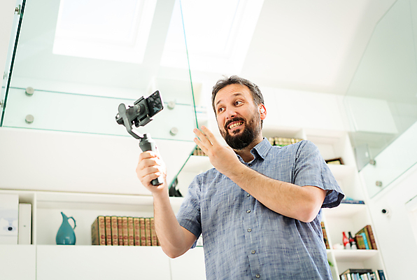 포토 JPG 해외이미지 백인 라이프스타일 남자 유럽 40대 통신 청소년 주택 실내 대화 한명 사람 성인 스마트폰 카메라 촬영 흐름 인사 잡기 연결 보여주기 온라인 동영상 블로거 블로그 소셜 소셜미디어 진짜 카피스페이스 해외포토 서양인 1 나라 중년 컨셉 모션 말하기 내부 건물 생활 전자제품 핸드폰 스마트기기 공백 예절 파일형식 이미지허브