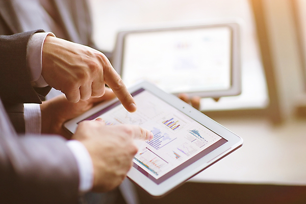 포토 JPG 해외이미지 손 비즈니스 회의 그래프 실내 들기 아웃포커스 신체부위 태블릿 가리킴 소프트포커스 해외포토 모션 촬영기법 사람 손짓 내부 전자제품 스마트기기 파일형식 이미지허브