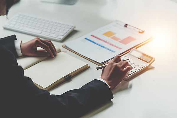 포토 JPG 해외이미지 손 비즈니스 실내 신체부위 공책 계산기 계산 문서 서류판 두드리기 해외포토 모션 문구용품 사람 내부 사무용품 장비 파일형식 이미지허브