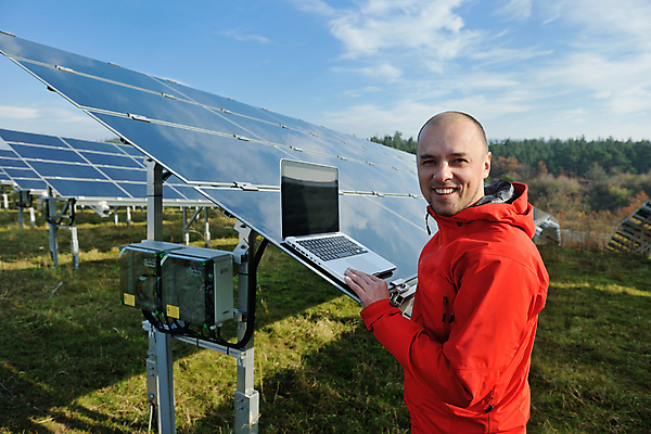 포토 JPG 해외이미지 주간 구름 남자 하늘 한명 미소 상반신 성인 야외 옆모습 노트북 태양에너지 집열판 성인남자한명만 해외포토 자연요소 1 뷰포인트 표정 사람 전자제품 그린에너지 남자한명만 성인남자만 파일형식 이미지허브