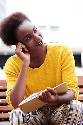 포토 JPG 해외이미지 모델 1 라이프스타일 손 응시 여자 얼굴 백그라운드 생각 벤치 휴식 거리 한명 미소 사람 앉기 성인 야외 옆모습 책 뷰티 유행 우주 검은색 표현 잡기 도시 시원함 명상 해외포토 시선 뷰포인트 컬러 컨셉 의자 모션 표정 생활 신체부위 파일형식 이미지허브