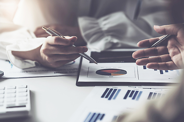 포토 JPG 해외이미지 손 비즈니스 회의 그래프 들기 신체부위 사무실 펜 자료 계산기 업무 문서 해외포토 모션 문구용품 사람 필기구 장비 작업 파일형식 이미지허브