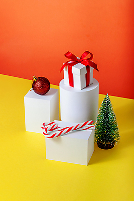 포토 JPG 해외이미지 모양 나무 디자인 계절 리본 벽 백그라운드 컨셉 크리스마스 겨울 탁자 추상 휴가 새해 아이디어 선물 미술 서기 사람없음 장식 빨간색 상자 컬러풀 유행 우주 흰색 축하 신용카드 받침대 오브젝트 장면 기하학 구성 지휘대 스타일 카피스페이스 미니멀 해외포토 식물 기념일 컬러 가구 무늬 모션 문화예술 금융 공백 파일형식 이미지허브