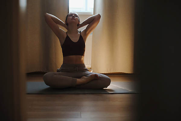 포토 JPG 해외이미지 백인 라이프스타일 웰빙 여자 여유 스포츠 포즈 거실 신체 요가 휴식 주택 실내 건강 한명 사람 앉기 운동 스트레칭 힘 매트 마음 영혼 호흡 유연 연습 명상 위치 체조 바디케어 필라테스 해외포토 서양인 1 감정 컨셉 모션 내부 건물 생활 파일형식 이미지허브