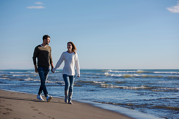 포토 JPG 해외이미지 주간 전신 커플 여자 남자 여유 하늘 휴식 성인 해변 야외 두명 앞모습 걷기 손잡기 산책 성인만 해외포토 자연요소 감정 바다 뷰포인트 컨셉 관계 모션 사람 파일형식 이미지허브