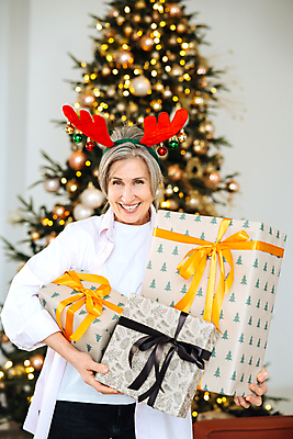 포토 JPG 해외이미지 백인 라이프스타일 손 여자 노년 행복 안경 할머니 얼굴 포즈 크리스마스 사슴 뿔 건강 선물 사랑 한명 사람 성인 빨간색 기쁨 축하 은퇴 순록 옛날 해외포토 서양인 1 잡화 기념일 감정 컬러 컨셉 포유류 생활 신체부위 파일형식 이미지허브