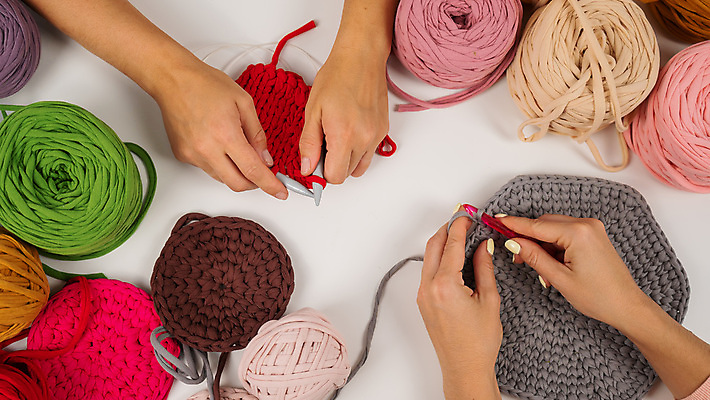 포토 JPG 해외이미지 손 실내 신체부위 하이앵글 잡기 뜨개질 털실 만들기 대바늘 핸드메이드 해외포토 뷰포인트 모션 사람 취미 내부 실 파일형식 이미지허브