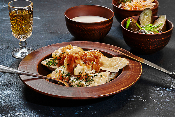 포토 JPG 해외이미지 수저 사람없음 나이프 만두 피클 나무그릇 나무접시 리큐어 우크라이나 해외포토 그릇 식기 접시 유럽 음식 목재 칼 절임 파일형식 이미지허브