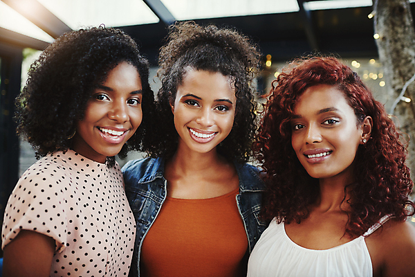 포토 JPG 해외이미지 주간 응시 여자 함께함 웃음 상반신 성인 야외 앞모습 세명 친구 우정 즐거움 성인여자만 해외포토 자연요소 시선 감정 뷰포인트 컨셉 관계 표정 사람 여자만 성인만 파일형식 이미지허브