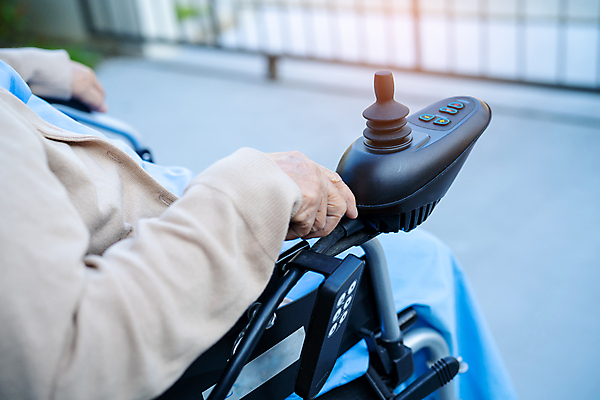 포토 JPG 해외이미지 백인 라이프스타일 손 공원 여자 행복 할머니 여행 의자 건강 미소 사람 앉기 성인 사람없음 야외 기쁨 환자 간호사 도전 스쿠터 신선 바퀴 닫기 질병 은퇴 간호 휠체어 장애 돌봄 옛날 헬프 해외포토 서양인 공공시설 노년 감정 가구 의학 모션 표정 생활 신체부위 의료진 오토바이 도움 파일형식 이미지허브