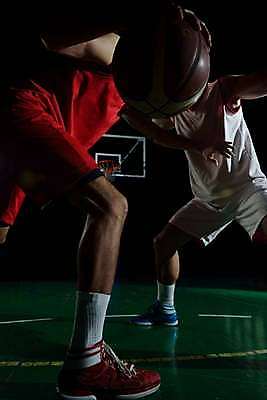 포토 JPG 해외이미지 전신 남자 스포츠 검은배경 농구 농구공 실내 들기 성인 두명 앞모습 옆모습 경쟁 수비 체육관 근육질 성인남자만 해외포토 뷰포인트 백그라운드 컨셉 공 모션 근육 사람 내부 구기 검은색 몸매 남자만 성인만 파일형식 이미지허브