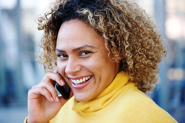 포토 JPG 해외이미지 모델 1 라이프스타일 손 응시 여자 행복 얼굴 백그라운드 모바일 대화 한명 미소 웃음 사람 성인 스마트폰 뷰티 유행 우주 검은색 듣기 표현 잡기 중앙 플러스 전화기 비만 스마트 치수 굴곡 섞기 진짜 해외포토 기호 시선 감정 컬러 컨셉 모션 표정 말하기 생활 신체부위 핸드폰 스마트기기 몸매 파일형식 이미지허브