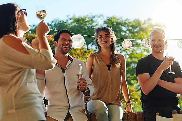 포토 JPG 해외이미지 주간 라이프스타일 응시 여자 남자 행복 여유 술병 잔 함께함 서기 미소 들기 여러명 20대 성인 야외 앞모습 옆모습 친구 파티 우정 모임 성인만 해외포토 자연요소 식기 시선 감정 뷰포인트 다수 컨셉 관계 모션 병_용기 주류 표정 사람 이벤트 청년 생활 파일형식 이미지허브