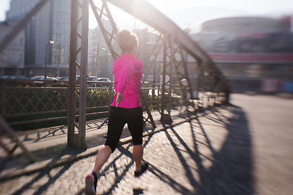 포토 JPG 해외이미지 전신 서양인 라이프스타일 여자 아침 한명 성인 야외 뒷모습 달리기 조깅 햇빛 활발 마라톤 달리기선수 성인여자한명만 해외포토 주간 외국인 1 뷰포인트 컨셉 모션 사람 경기 생활 운동 태양 육상스포츠 육상선수 여자한명만 성인여자만 파일형식 이미지허브